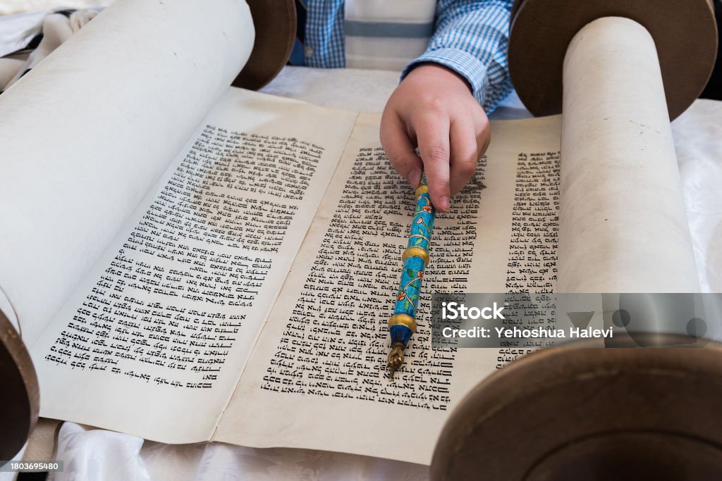 Yad Hand A Reader Of The Torah Uses A Yad Or Pointer As A Guide Stock Photo ...