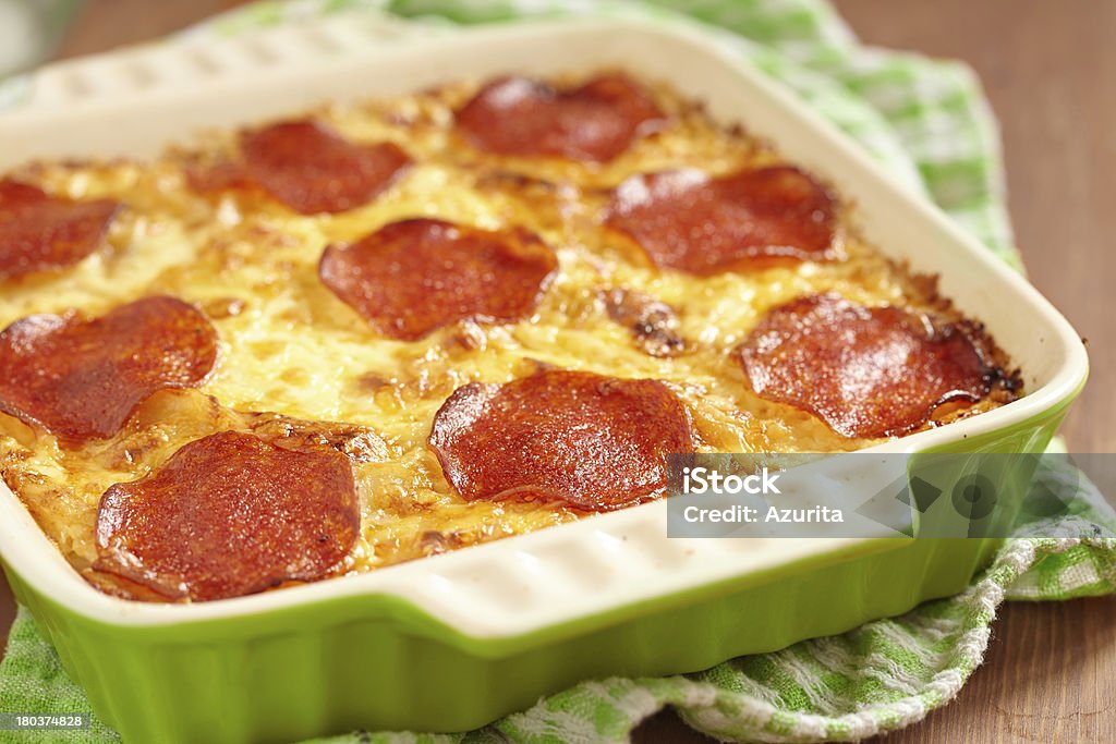 Caçarola com pepperoni - Foto de stock de Caçarola - Prato Principal royalty-free