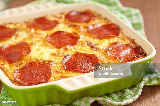 Foto de Caçarola Com Pepperoni e mais fotos de stock de Caçarola - Prato Principal - Caçarola - Prato Principal, Pizza, Salame