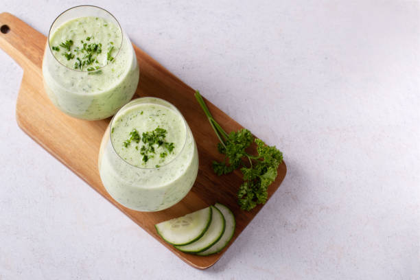 sopa con infusión de aguacate y hierbas con cobertura crujiente de verduras estilizada y decorada en un tazón rústico - 11305 fotografías e imágenes de stock