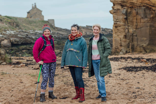 aktiv bleiben - bamburgh northumberland england white beach stock-fotos und bilder