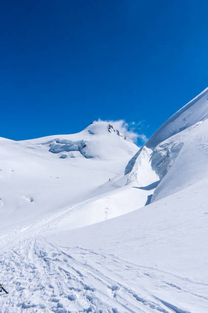 zimą ośnieżone szczyty górskie w europie. świetne miejsce do uprawiania sportów zimowych. monte rosa massiv lub dufourspitze w alpach szwajcarskich. spaghetti tour to trawers masywu monte rosa. - liskamm zdjęcia i obrazy z banku zdjęć