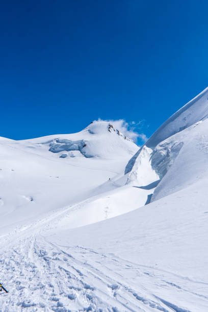 зима покрыла снегом горные вершины в европе. отличное место для зимних видов спорта. массив монте-роза или дюфуршпитце в швейцарских альпах - liskamm стоковые фото и изображения
