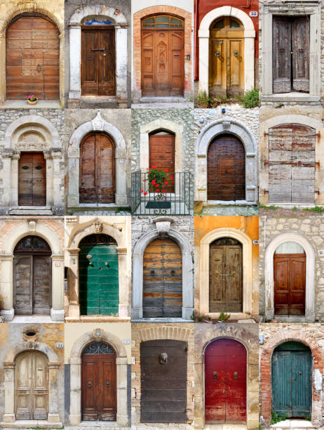 türen von abruzzen, italien - front door front stoop house yellow stock-fotos und bilder