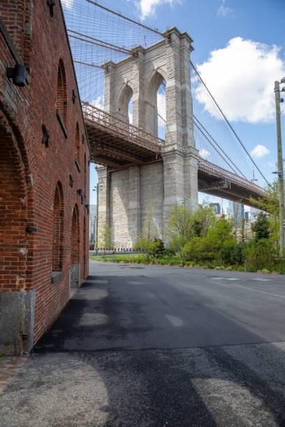 pont de brooklyn sur le côté - cityscape new york city manhattan low angle view photos et images de collection