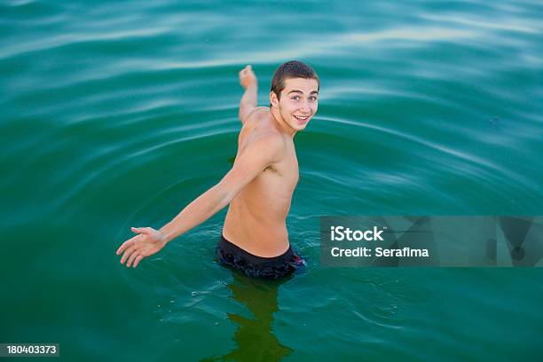 Jovem Rapaz Banho No Rio - Fotografias de stock e mais imagens de 18-19 Anos - 18-19 Anos, Adulto, Alegria