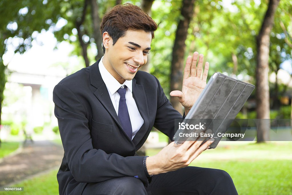 Empresário trabalhando ao ar livre com digital tablet PC no parque. - Foto de stock de Adulto royalty-free