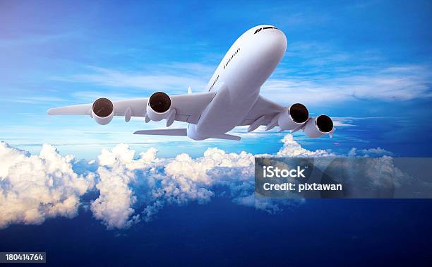 Foto de Avião Acima Das Nuvens e mais fotos de stock de Asa animal - Asa animal, Asa de aeronave, Aviação Geral