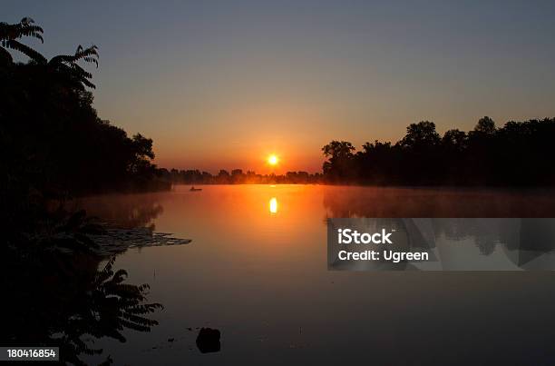 Photo libre de droit de Lever De Soleil Sur Leau banque d'images et plus d'images libres de droit de Canoë - Canoë, Saluer de la main, Arbre