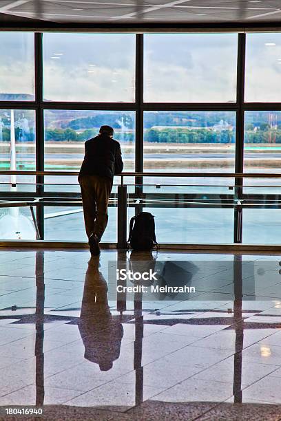 Человек Ожидания Своего Рейса Отъезда — стоковые фотографии и другие картинки Абстрактный - Абстрактный, Архитектура, Аэропорт