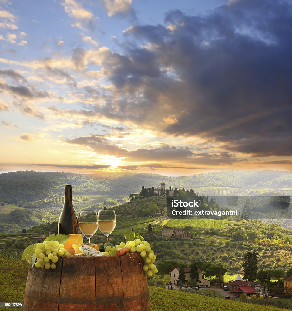 Vine Landschaft mit Wein Stillleben in Chianti, Toskana, Italien - Lizenzfrei Alkoholisches Getränk Stock-Foto