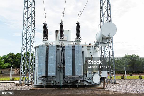 Estación De Transformador Y La Alta Tensión Eléctrica Polos Foto de stock y más banco de imágenes de Acero