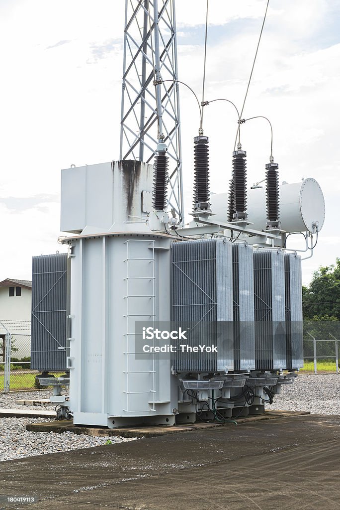 전압기 관측소 및 높은 전압 전기 장대 - 로열티 프리 SCADA 스톡 사진