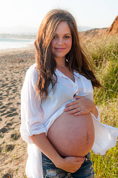 妊娠 - teenage pregnancy human pregnancy abdomen women ストックフォトと画像