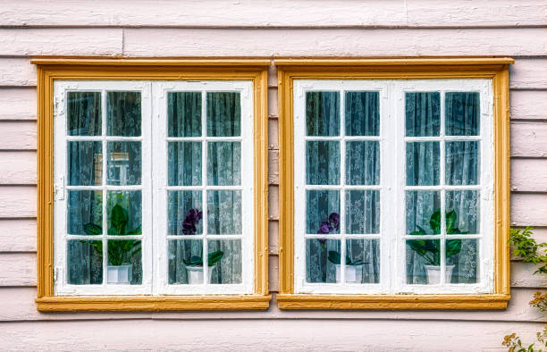 finestre su un vecchio edificio in legno a gamle laerdalsoeyri a vestland, norvegia - mullions foto e immagini stock