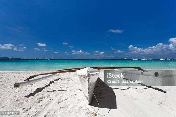 Barco De Madera En Playa Tropical Foto de stock y más banco de imágenes de Bora Bora - Bora Bora, Navegación, Velero