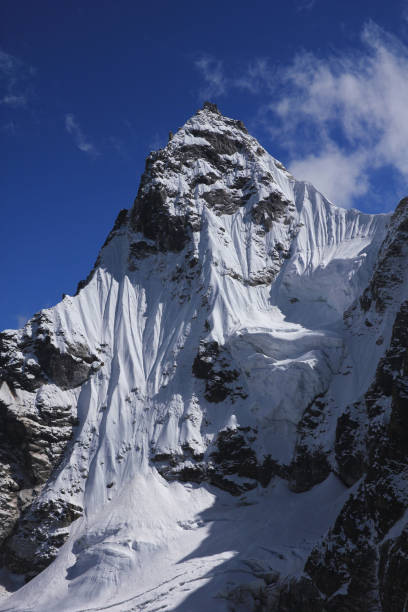 pico puntiagudo cubierto por un glaciar, vista desde el paso de renjo, nepal. - renjo la fotografías e imágenes de stock