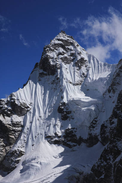 picco appuntito coperto dal ghiacciaio, vista dal renjo pass, nepal. - renjo la foto e immagini stock