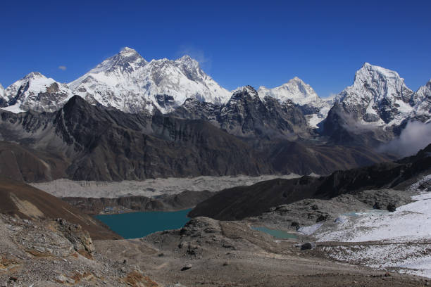 vista del monte everest desde el paso de renjo, nepal. - renjo la fotografías e imágenes de stock