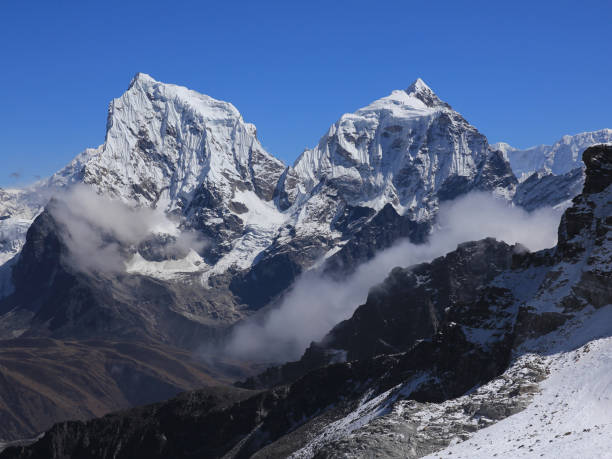 alte montagne cholatse e tobuche viste dal renjo pass, nepal. - renjo la foto e immagini stock