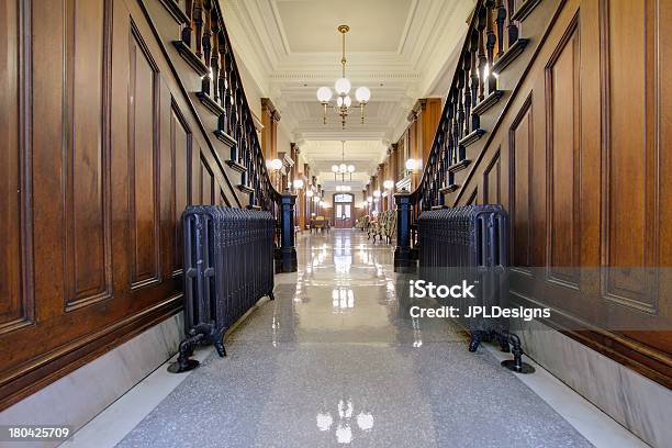 Photo libre de droit de Couloir Avec Antiquités Radiateur Sur Pioneer Courthouse banque d'images et plus d'images libres de droit de Ameublement