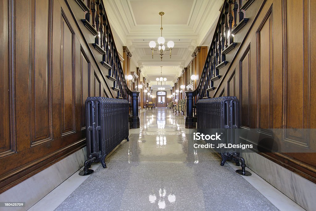 Холл с старые Излучатель в Пионер Courthouse - Стоковые фото Архитектура роялти-фри