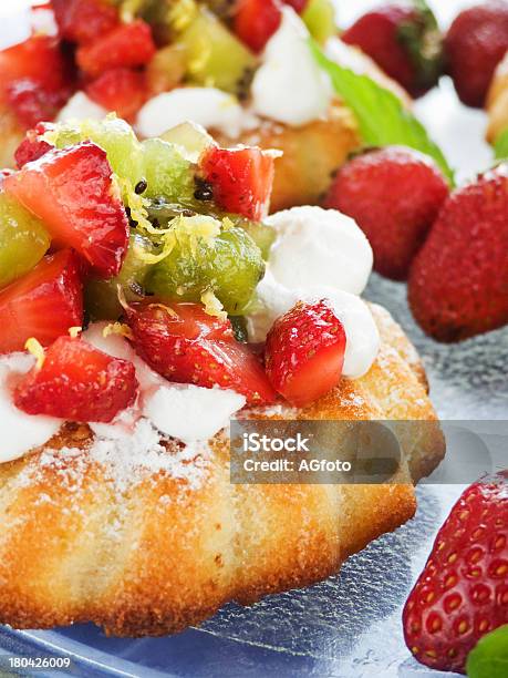 Bolos - Fotografias de stock e mais imagens de Amarelo - Amarelo, Assado no Forno, Batido - Modo de Preparação de Comida