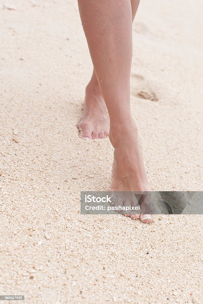 Frau zu Fuß auf sand am Strand - Lizenzfrei Aktivitäten und Sport Stock-Foto