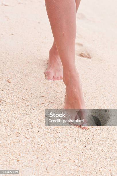 Frau Zu Fuß Auf Sand Am Strand Stockfoto und mehr Bilder von Aktivitäten und Sport - Aktivitäten und Sport, Bildhintergrund, Entspannung