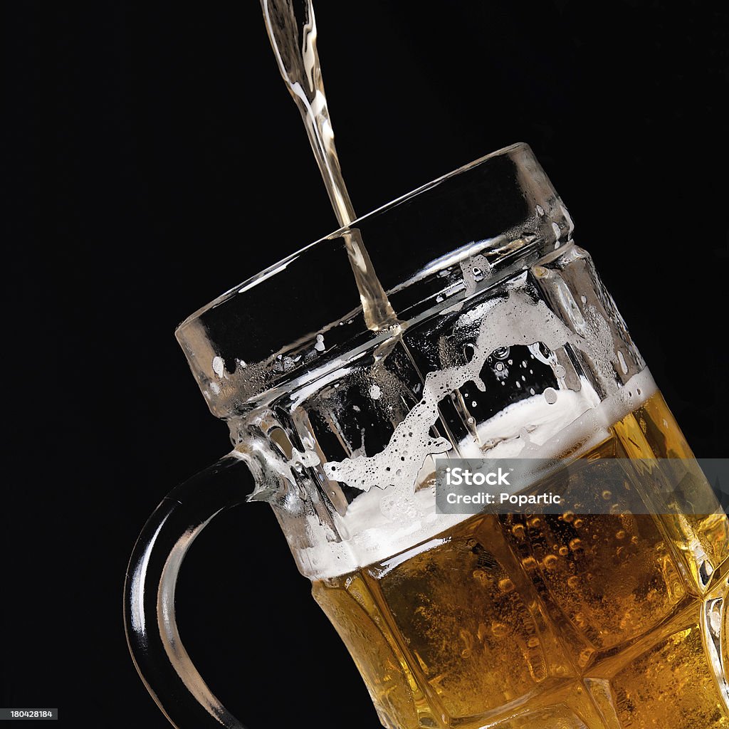 Eingießen Bier - Lizenzfrei Schwarzer Hintergrund Stock-Foto