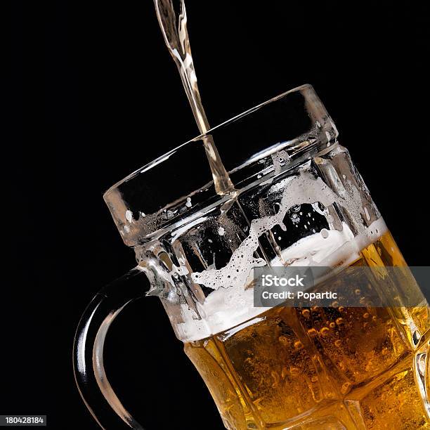 Наливать Пиво — стоковые фотографии и другие картинки Чёрный фон - Чёрный фон, Пиво, Алкоголь - напиток