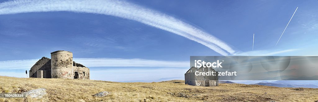 Удивительные Горы панорама простой Топ с покрытым небо - Стоковые фото Без людей роялти-фри