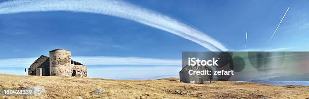 Удивительные Горы Панорама Простой Топ С Покрытым Небо — стоковые фотографии и другие картинки Без людей