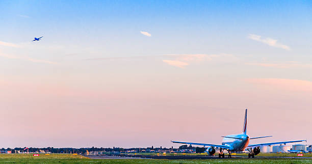 flugzeug abheben bei sonnenuntergang - amsterdam airport stock-fotos und bilder