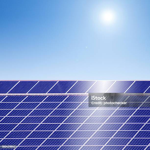 Energia Solarefotovoltaico - Fotografie stock e altre immagini di Ambiente - Ambiente, Attrezzatura, Attrezzatura per illuminazione