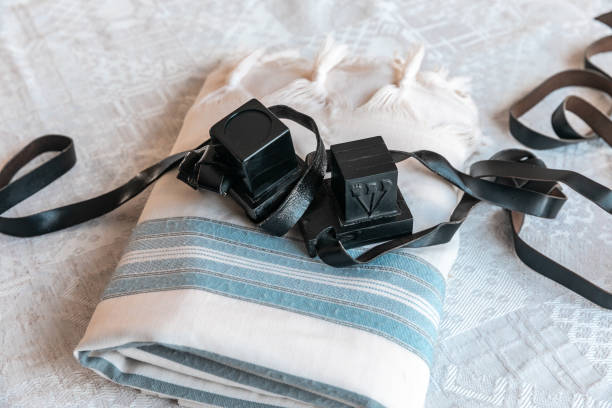 coppia di tefillin e tallit - phylactery foto e immagini stock