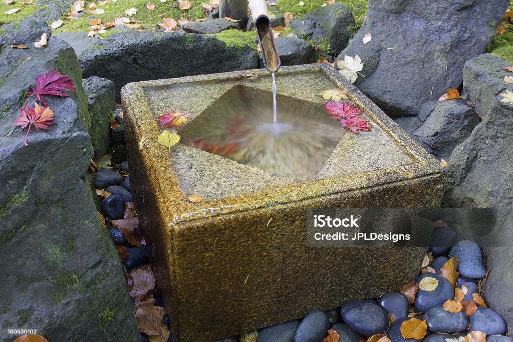 Японский бамбуковый Fountain с камнем Резервуар - Стоковые фото Без людей роялти-фри