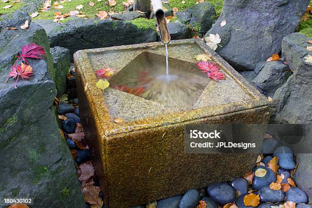 Японский Бамбуковый Fountain С Камнем Резервуар — стоковые фотографии и другие картинки Без людей - Без людей, Ботаника, Время года
