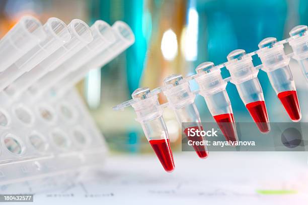 Foto de Tubos De Plástico Preparados Para Amplificação De Dna e mais fotos de stock de Azul