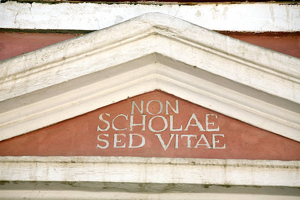 non scholae sed vitae - latin motto photos et images de collection