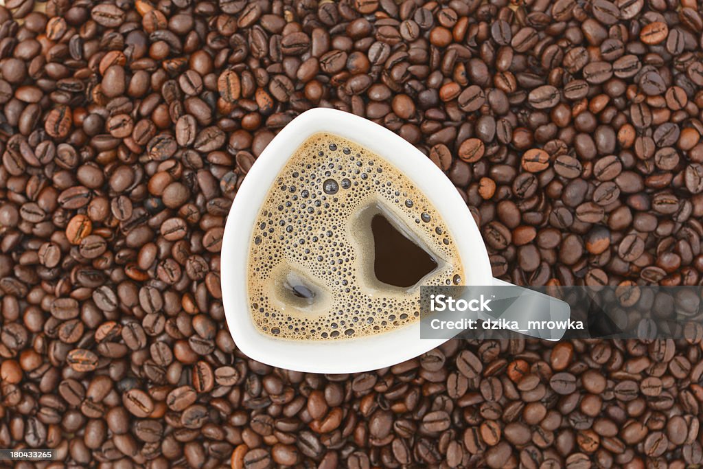 Tasse Kaffee mit Bohnen-Hintergrund ohne Milch - Lizenzfrei Abstrakt Stock-Foto