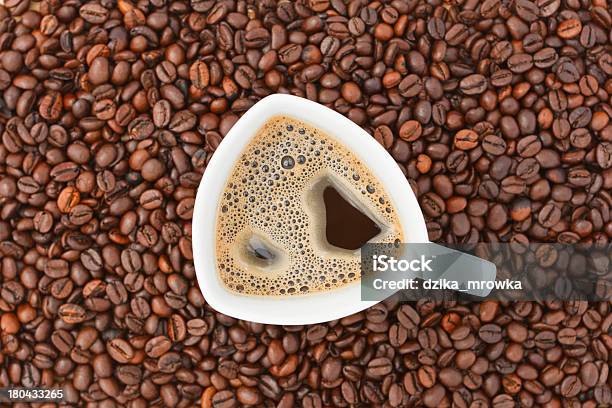 Tasse Kaffee Mit Bohnenhintergrund Ohne Milch Stockfoto und mehr Bilder von Abstrakt - Abstrakt, Arabeske, Aromatherapie