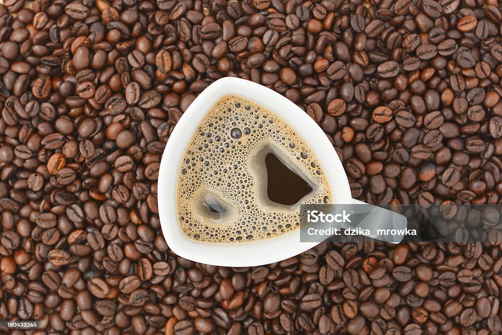 Taza de café en granos de fondo sin la leche - Foto de stock de Abstracto libre de derechos