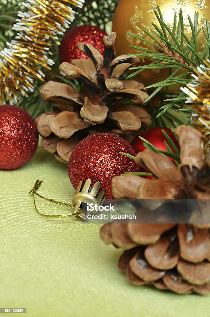 Рождество дерево ветвь с украшения - Стоковые фото Ёлочная ветка роялти-фри