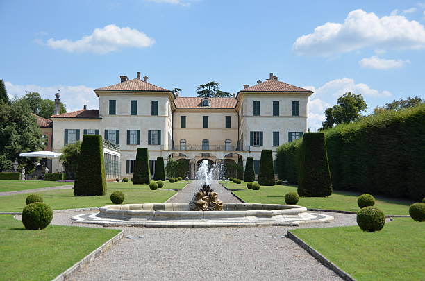 jardim e a fonte no villa panza - varese - fotografias e filmes do acervo