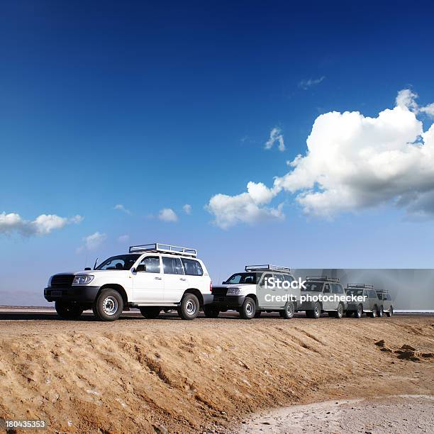Caravana En El Desierto Foto de stock y más banco de imágenes de Coche - Coche, Convoy, Carreras de Coches de Rallye