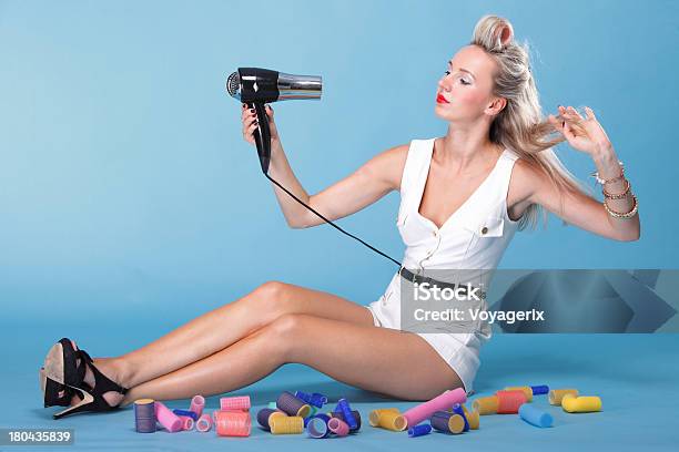 Foto de Garota Pinup Estilo Retro Retrato De Mulher Secar O Cabelo e mais fotos de stock de 1950-1959