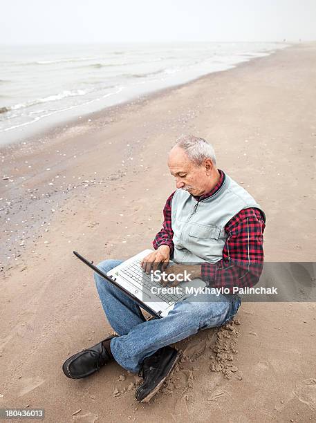 Alter Mann Mit Laptop Am Strand Stockfoto und mehr Bilder von Aktiver Senior - Aktiver Senior, Alter Erwachsener, Arbeiten