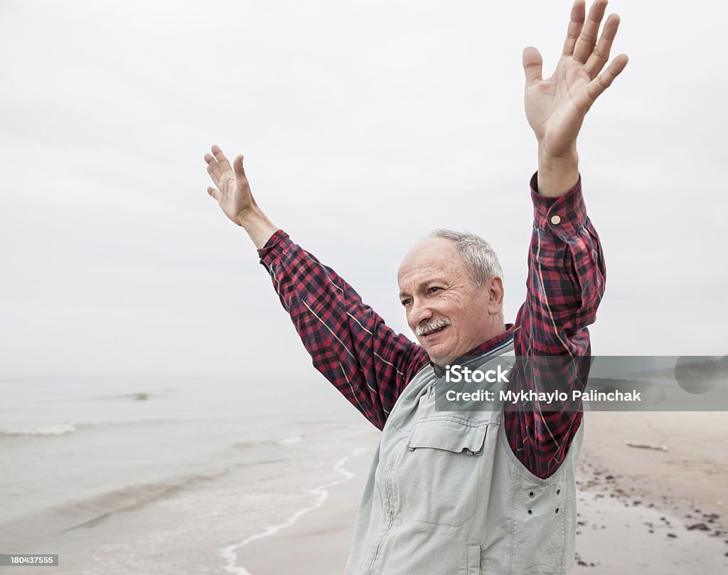 古い男性、腕を広げる海岸 - 60代のロイヤリティフリーストックフォト