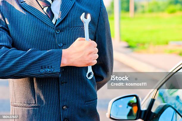 Mann Mit Einem Auto Holding Schraubenschlüssel Stockfoto und mehr Bilder von Anzug - Anzug, Arbeiten, Asphalt